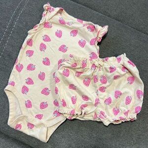 Gap Baby Strawberry Print Bodysuit & Bloomers Set 12–18M EUC